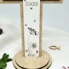 Dekoratives Holzkreuz zur Kommunion personalisiert mit Name und Datum .Fisch kreuz florales Muster Holz Standfuß