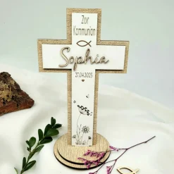 Dekoratives Holzkreuz zur Kommunion personalisiert mit Name und Datum .Fisch kreuz florales Muster Holz Standfuß