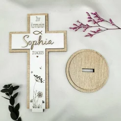 Dekoratives Holzkreuz zur Kommunion personalisiert mit Name und Datum .Fisch kreuz florales Muster Holz Standfuß