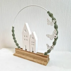 Deko-Ring mit Häuschen und Schmetterlingen