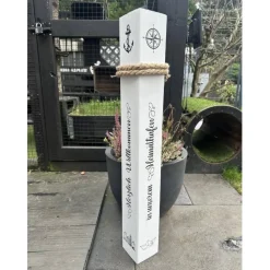 Dekosäule personalisiert – Maritimer Poller mit Namen, Wunschtext & Koordinaten als Geschenk