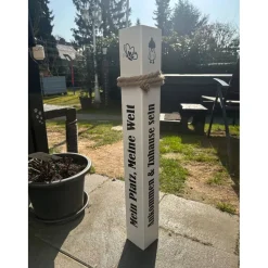 Dekosäule personalisiert – Maritimer Poller mit Namen, Wunschtext & Koordinaten als Geschenk