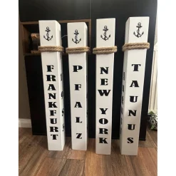 Dekosäule personalisiert – Maritimer Poller mit Namen, Wunschtext & Koordinaten als Geschenk