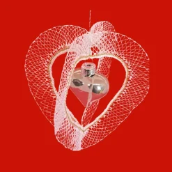 3D-Herz aus Klöppelspitze mit innenhängendem silbernem Herz – Goldgarn-Verzierung & Handarbeit – edle Dekoration