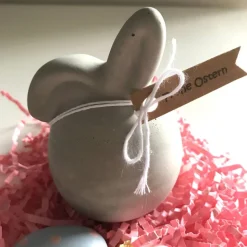 Dicke Osterhasen aus Beton, grau, Ei mit Ohren, Knickohrhase ca. 11 cm