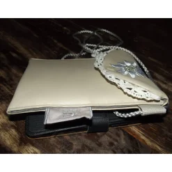 Dirndl Handytasche, Trachtenhandtäschchen aus beigem Kunstleder mit Edelweißstickerei