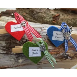 Dirndl-Anstecker Herz Wollfilz – Personalisiertes Wiesn-Glubberl & Trachtenbrosche mit Wunschbeschriftung