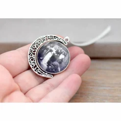 Doppelseitiges Memorial Mond Anhänger für Brautstrauß mit Platz für zwei Fotos – Handgefertigt, personalisierbar