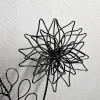 Drahtblume auf Massivholzbrett, minimalistisch, handmade, ca. 34 cm hoch
