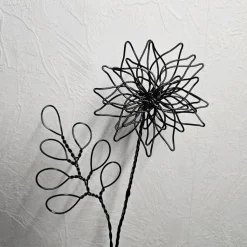 Drahtblume auf Massivholzbrett, minimalistisch, handmade, ca. 34 cm hoch