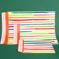 Drei bunt gestreifte Papier Flachbeutel in 3 Größen