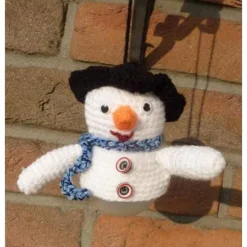 Drei gehäkelte Schneemänner auf einer Weihnachtsbaumkugel