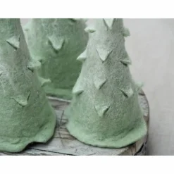 Drei kleine Filz Tannenbäume aus dem Naturmaterial Wolle in Handarbeit gefilzt; Produkt #479415