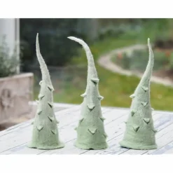 Drei kleine Filz Tannenbäume aus dem Naturmaterial Wolle in Handarbeit gefilzt; Produkt #479415