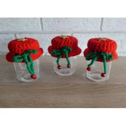 Drei kleine Gläser mit Schraubverschluss gehäkeltem Mützchen mit Stern und Metall-Glöckchen - rot-grün