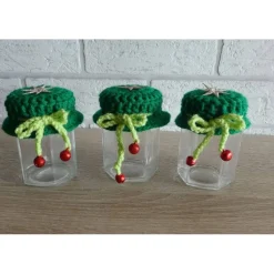 Drei kleine Gläser mit Schraubverschluss gehäkeltem Mützchen mit Stern und Metall-Glöckchen - grün-rot