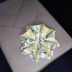 Dreidimensionale Geschenkanhänger aus Papier mit grünen Blättern – Origami Blüte in zwei Farben