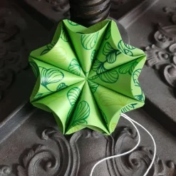 Dreidimensionale Geschenkanhänger aus Papier mit grünen Blättern – Origami Blüte in zwei Farben