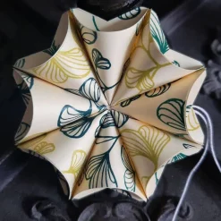 Dreidimensionale Geschenkanhänger aus Papier mit grünen Blättern – Origami Blüte in zwei Farben
