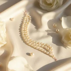 Dreireihiges Perlenarmband Champagner – Handgefertigt & Elegant | Pearl Embrace