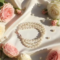 Dreireihiges Perlenarmband Champagner – Handgefertigt & Elegant | Pearl Embrace