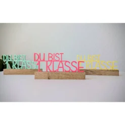 „DU BIST 1. KLASSE“ Aufsteller aus dem 3D-Druck mit Eichenholz-Sockel – Deko zur Einschulung oder Geschenk