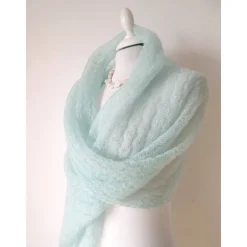 Duftiger Brautschal aus Mohair in Aquamarinblau, Hochzeitsstola gestrickt, weiches Umschlagtuch