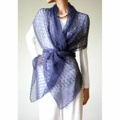 Dunkelblauer zarter Schal aus Kid-Mohair, leichtes Tuch für Trachtenhochzeit, gestrickte Stola marineblau, Geschenk Frau