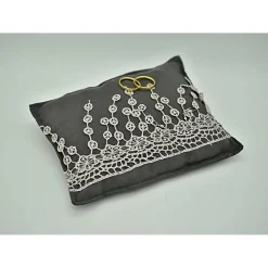 dunkelgraues Ringkissen aus Viscose mit Spitze für Deine Hochzeit, Vermählung, Trauung, ca. 18x14cm, Unikat