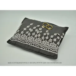 dunkelgraues Ringkissen aus Viscose mit Spitze für Deine Hochzeit, Vermählung, Trauung, ca. 18x14cm, Unikat