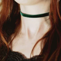 Dunkelgrünes Samthalsband für das Oktoberfest – Handgemachte Trachtenkette als eleganter Dirndl Schmuck