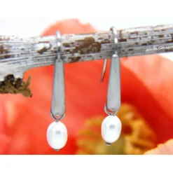 Echte Süßwasser-Perlen-Edelstahlohrhaken (silberfarben) in Weiß mit eingehängtem Element, Accessoire, Brautschmuck