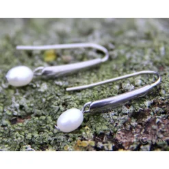 Echte Süßwasser-Perlen-Edelstahlohrhaken (silberfarben) in Weiß mit eingehängtem Element, Accessoire, Brautschmuck