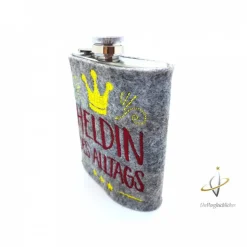 Edelstahl Flachmann bestickt 200 ml Heldin des Alltags Ski Skifahren Hüttenzauber Apres Ski Skihaserl  Schnapsflasche Hammer Schraubenschlüssel Hausmeister Weihnachten Frauenflachmann