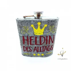 Edelstahl Flachmann bestickt 200 ml Heldin des Alltags Ski Skifahren Hüttenzauber Apres Ski Skihaserl  Schnapsflasche Hammer Schraubenschlüssel Hausmeister Weihnachten Frauenflachmann