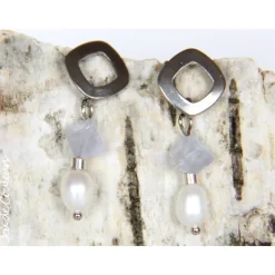 Edelstahlohrstecker mit weißen Süßwasserzuchtperlen und hellblauen Chalcedon-Würfel, eingehängtem Element, Accessoire