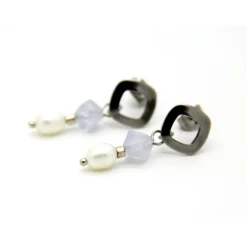 Edelstahlohrstecker mit weißen Süßwasserzuchtperlen und hellblauen Chalcedon-Würfel, eingehängtem Element, Accessoire