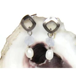 Edelstahlohrstecker mit weißen Süßwasserzuchtperlen und hellblauen Chalcedon-Würfel, eingehängtem Element, Accessoire