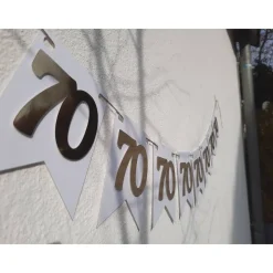 Edle Girlande zum 70. Geburtstag in Weiß und Gold. Wimpel, Wimpelkette in angesagten Trendfarben