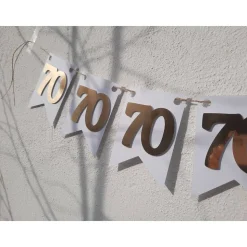 Edle Girlande zum 70. Geburtstag in Weiß und Gold. Wimpel, Wimpelkette in angesagten Trendfarben