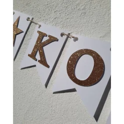 Edle Girlande zur Konfirmation, auf Wunsch personalisiert. Gold und Weiß.