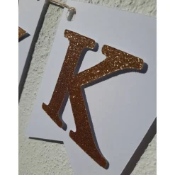 Edle Girlande zur Konfirmation, auf Wunsch personalisiert. Gold und Weiß.