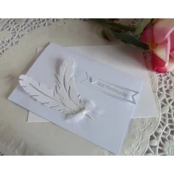 Edle Karte in weiß mit Federn zur Kommunion oder Konfirmation