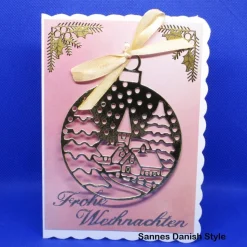 Edle Weihnachtskarte mit Weihnachtsdorfkugel, goldenen Tannenzweigen & Schleife – DIN A6, 300 g/m²