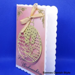 Edle Weihnachtskarte mit Weihnachtsdorfkugel, goldenen Tannenzweigen & Schleife – DIN A6, 300 g/m²