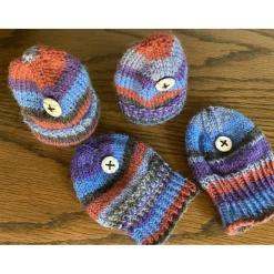 Eierwärmer-Mützen für den festlich gedeckten Tisch, Eierwärmer-Mützen in rot-blau-schwarz mit Knopfverzierung