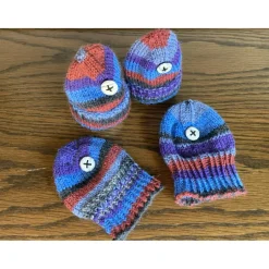 Eierwärmer-Mützen für den festlich gedeckten Tisch, Eierwärmer-Mützen in rot-blau-schwarz mit Knopfverzierung