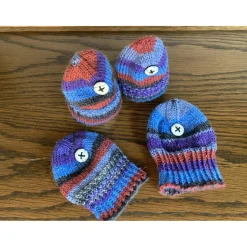 Eierwärmer-Mützen für den festlich gedeckten Tisch, Eierwärmer-Mützen in rot-blau-schwarz mit Knopfverzierung