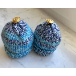 Eierwärmer-Mützen für den festlich gedeckten Tisch, Eierwärmer-Mützen in verschiedenen Farbstellungen mit Goldknopf