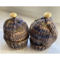 Eierwärmer-Mützen für den festlich gedeckten Tisch, Eierwärmer-Mützen in verschiedenen Farbstellungen mit Goldknopf